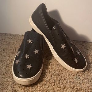 Black star slip on‘s